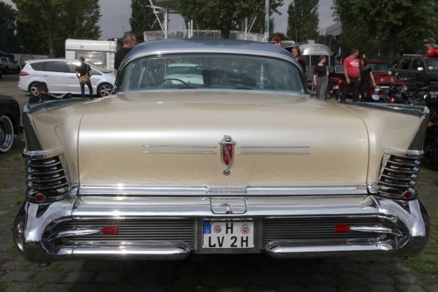 Buick Super Series 50, Modelljahr 1958 - 6,0 Liter V8 'Nailhead' Motor, 300 PS bei 4600 U/min - Heckansicht Buick Super Series 50, Modelljahr 1958 - 6,0 Liter V8 'Nailhead' Motor, 300 PS bei 4600 U/min - Heckansicht