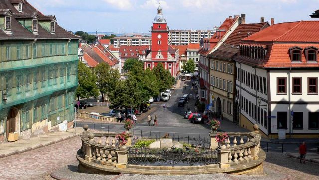 Gotha - der Schlossberg und der Hauptmarkt mit dem historischen Rathaus Gotha - der Schlossberg und der Hauptmarkt mit dem historischen Rathaus