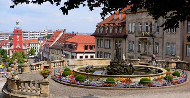 Gotha - das obere Ende der historischen Wasserkunst am Schlossberg, im Hintergrund das Rathaus am Hauptmarkt Gotha - das obere Ende der historischen Wasserkunst am Schlossberg, im Hintergrund das Rathaus am Hauptmarkt