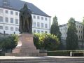 Gotha, am Schlossberg - das Denkmal Herzog Ernst des Frommen mit der zur Altstadt zugewandten Fassade des Schlosses Friedenstein