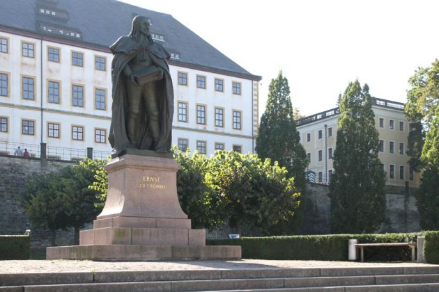 Gotha, am Schlossberg - das Denkmal Herzog Ernst des Frommen mit der zur Altstadt zugewandten Fassade des Schlosses Friedenstein Gotha, am Schlossberg - das Denkmal Herzog Ernst des Frommen mit der zur Altstadt zugewandten Fassade des Schlosses Friedenstein