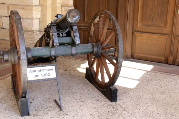 Gotha - eine historische Alarmkanone auf dem Schlosshof des Schlosses Friedenstein Gotha - eine historische Alarmkanone auf dem Schlosshof des Schlosses Friedenstein