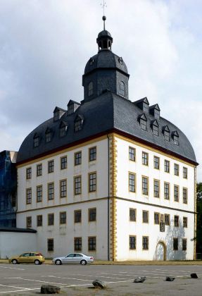 Gotha - einer der beiden Türme des dreiflügeligen Barock-Schlosses Friedenstein Gotha - einer der beiden Türme des dreiflügeligen Barock-Schlosses Friedenstein
