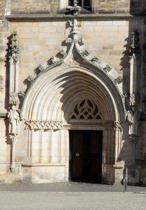 Gotha - das Eingangsportal der Margarethenkirche am Neumarkt Gotha - das Eingangsportal der Margarethenkirche am Neumarkt
