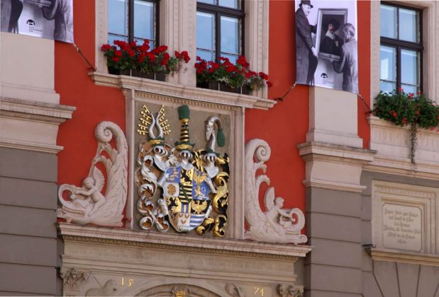 Gotha, am Hauptmarkt - ein Wappen an der Fassade des historischen Rathauses Gotha, am Hauptmarkt - ein Wappen an der Fassade des historischen Rathauses