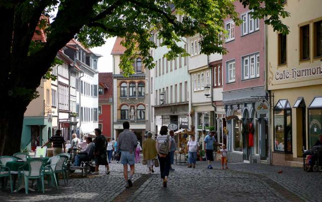 Gotha - die Hünersdorf-Strasse in der Fussgängerzone in Gothas Altstadt Gotha - die Hünersdorf-Strasse in der Fussgängerzone in Gothas Altstadt