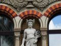Gotha - der Götterbote Hermes, Detail an einer Fassade in der Querstrasse in Gothas Altstadt