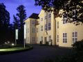 Schlossinsel Mirow - das Mirower Schloss in abendlicher Beleuchtung