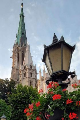 Mühlhausen, Thüringen - der 87 Meter hohe Mittelturm der Marienkirche im milden Abendlicht Mühlhausen, Thüringen - der 87 Meter hohe Mittelturm der Marienkirche im milden Abendlicht