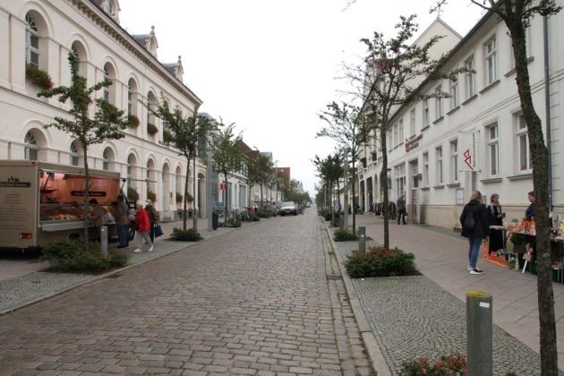 Residenzstadt Neustrelitz - ein Blick vom Marktplatz in die Fussgängerzone Strelitzer Strasse Residenzstadt Neustrelitz - ein Blick vom Marktplatz in die Fussgängerzone Strelitzer Strasse