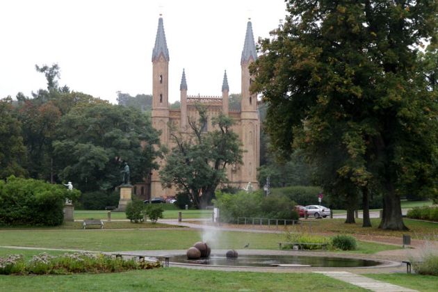 Residenzstadt Neustrelitz - die Schlosskirche und das Georgsdenkmal am Friedrich-Wilhelm-Buttel-Platz Residenzstadt Neustrelitz - die Schlosskirche und das Georgsdenkmal am Friedrich-Wilhelm-Buttel-Platz