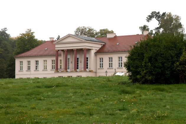 Das klassizistische Kavaliershaus und Kanzleigebäude des Schlosses Neustrelitz beherbergt heute das Straßenbauamt Das klassizistische Kavaliershaus und Kanzleigebäude des Schlosses Neustrelitz beherbergt heute das Straßenbauamt