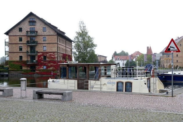 Residenzstadt Neustrelitz - der Stadthafen mit dem restaurierten Kammerspeicher Residenzstadt Neustrelitz - der Stadthafen mit dem restaurierten Kammerspeicher