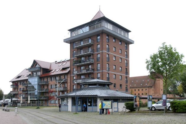 Residenzstadt Neustrelitz - ein restaurierter Speicher am Stadthafen, vorn die Hafenmeisterei mit Touristinfo Residenzstadt Neustrelitz - ein restaurierter Speicher am Stadthafen, vorn die Hafenmeisterei mit Touristinfo
