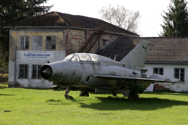 Eine MiG-21 U-600, ex. 292 der NVA vor dem Hauptgebäude des Luftfahrtmuseums Rechlin-Lärz