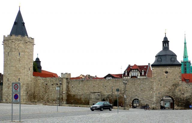 Mühlhausen, Thüringen - das innere Frauentor und der Rabenturm mit der historischen Stadtmauer 