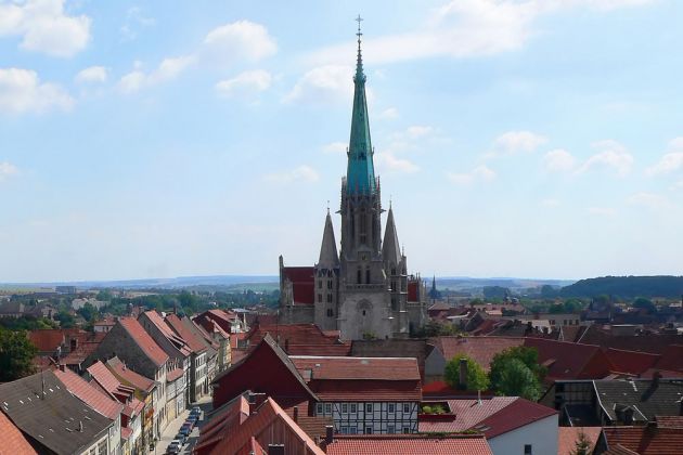 Mühlhausen, Thüringen - der Blick vom Rabenturm der Stadtmauer auf die Marienkirche mit ihrem 87 Meter hohen Turm Mühlhausen, Thüringen - der Blick vom Rabenturm der Stadtmauer auf die Marienkirche mit ihrem 87 Meter hohen Turm