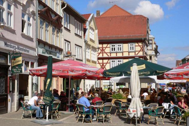 Mühlhausen, Thüringen - der Steinweg, die stets belebte Fussgängerzone Mühlhausen, Thüringen - der Steinweg, die stets belebte Fussgängerzone