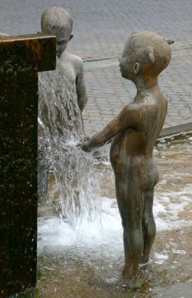 Mühlhausen, Thüringen - der Brunnen mit zwei Kinder-Skulpturen auf dem Untermarkt Mühlhausen, Thüringen - der Brunnen mit zwei Kinder-Skulpturen auf dem Untermarkt