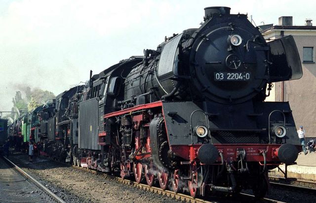 Der lange Zug der Dampflokomotiven mit der 03 2204-0 im Bahnhof Wolsztyn