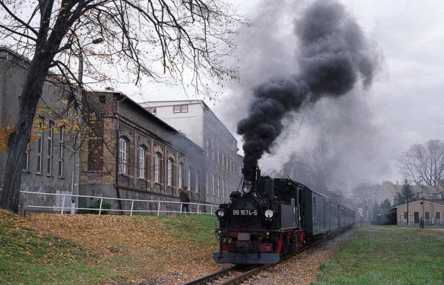 Die Döllnitzbahn, der 'Wilde Robert' - die Schmalspur-Dampflok 99 1574-5 mit dem Dampfzug in Oschatz