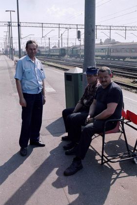 Lokführer, Heizer und Zugbegleiter in ihrer wohlverdienten Pause auf dem Hauptbahnhof von Poznań.