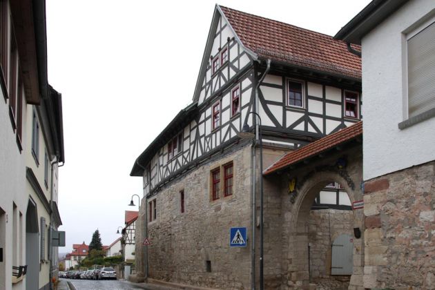 Treffurt an der Werra - der Trottsche Hof, mittelalterlicher Burgsitz der Familie von Trott, direkt an und auf der Stadtmauer Treffurt an der Werra - der Trottsche Hof, mittelalterlicher Burgsitz der Familie von Trott, direkt an und auf der Stadtmauer