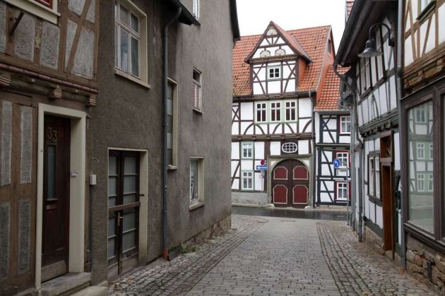 Treffurt an der Werra - die Kirchstrasse mit Blick auf ein Fachwerkhaus in der Hessischen Strasse Treffurt an der Werra - die Kirchstrasse mit Blick auf ein Fachwerkhaus in der Hessischen Strasse