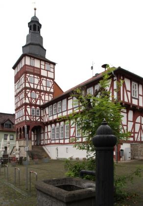 Treffurt an der Werra - der Marktplatz mit dem historischen Fachwerk-Rathaus Treffurt an der Werra - der Marktplatz mit dem historischen Fachwerk-Rathaus