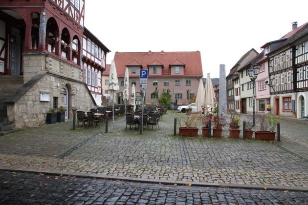 Treffurt im Werratal - der Marktplatz mit dem Portal des historischen Fachwerk-Rathauses Treffurt im Werratal - der Marktplatz mit dem Portal des historischen Fachwerk-Rathauses