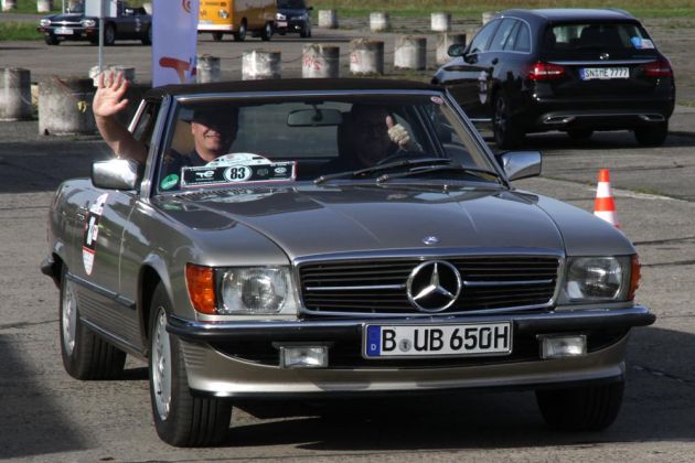 Ein Mercedes-Benz 300 SL des Baujahres 1988 – Teilnehmer-Fahrzeug der 16. AvD Rund um Berlin-Classic auf dem Müritz-Airport Ein Mercedes-Benz 300 SL des Baujahres 1988 – Teilnehmer-Fahrzeug der 16. AvD Rund um Berlin-Classic auf dem Müritz-Airport