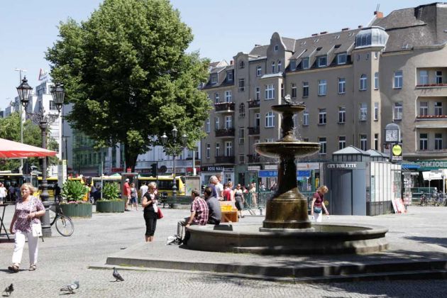 Berlin-Tegel - die Fussgängerzone Alt Tegel mit dem Schinkel-Brunnen Berlin-Tegel - die Fussgängerzone Alt Tegel mit dem Schinkel-Brunnen