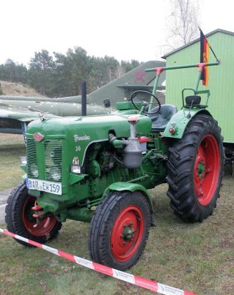 Famulus 36 RT 315 - Baujahre 1964 bis 1965, Zweizylinder, 3.286 ccm, 24 Kw - DDR, Schlepperwerk Nordhausen Famulus 36 RT 315 - Baujahre 1964 bis 1965, Zweizylinder, 3.286 ccm, 24 Kw - DDR, Schlepperwerk Nordhausen