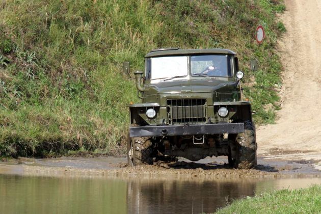 Der Ural 375 D mit seinen drei angetriebenen Achsen, das schwere Gelände ist seine Domäne - Technikmuseum Pütnitz Der Ural 375 D mit seinen drei angetriebenen Achsen, das schwere Gelände ist seine Domäne - Technikmuseum Pütnitz