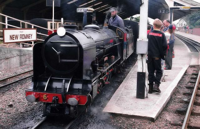 Romney, Hythe and Dymchurch Railway - die Dampflokomotive 'Typhoon' des Baujahres 1927 in der Station New Romney