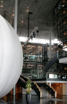 Volkswagenwerk Dresden, die Gläserne Manufaktur - Treppenaufgang zur Fahrzeug-Produktion