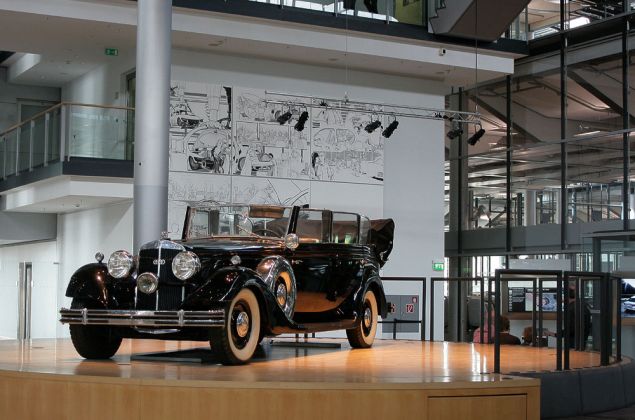 Ein Horch 851 Transformations-Cabriolet, ein edler Oldtimer im Besucherforum der Gläsernen Manufaktur von VW Dresden