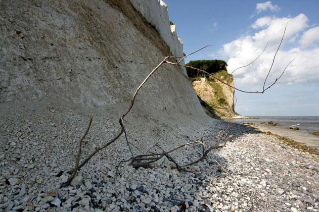 Møns Klint - der Wanderweg unterhalb der Kreidefelsen entlang der Ostküste der dänischen Insel Møn Møns Klint - der Wanderweg unterhalb der Kreidefelsen entlang der Ostküste der dänischen Insel Møn