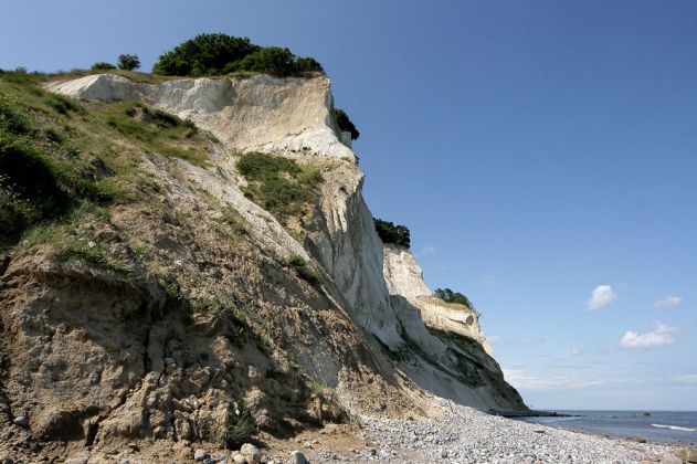 Møns Klint - der steinige Wanderweg unterhalb der Kreidefelsen Møns Klint - der steinige Wanderweg unterhalb der Kreidefelsen