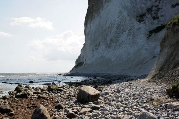 Møns Klint - der steinige Wanderweg unterhalb der Kreidefelsen Møns Klint - der steinige Wanderweg unterhalb der Kreidefelsen