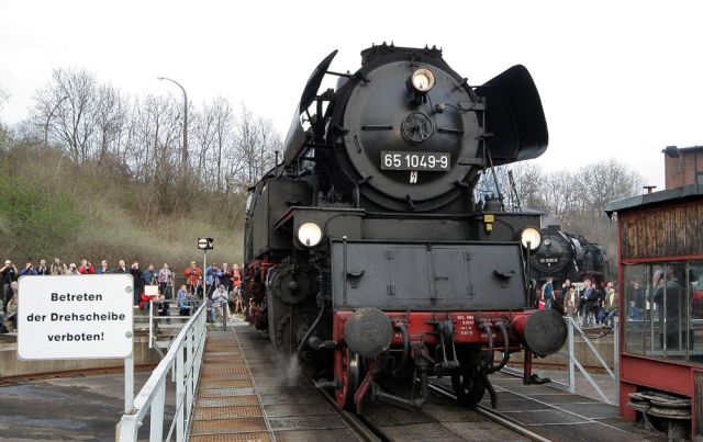 Das Bahnbetriebswerk Dresden-Altstadt - die Dampflokomotive 65 1049-9 auf der Drehscheibe