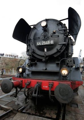 Das Bahnbetriebswerk Dresden-Altstadt - die Dampflokomotive 44 2546-8 auf der Drehscheibe