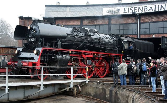 Das Bahnbetriebswerk Dresden-Altstadt - die Dampflokomotive 35 1097-1 auf der Drehscheibe