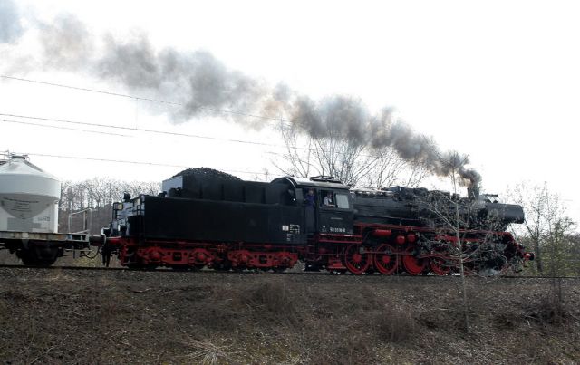 Ein Dampfzug mit der Dampflok 50 3610-8 auf der Fahrt ins Erzgebirge