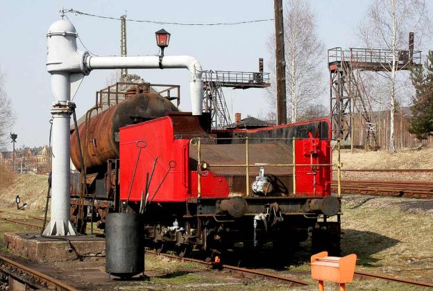 Relikte der Bahnvergangenheit im Sächsischen Eisenbahnmuseum Chemnitz-Hilbersdorf – ein Wasserkran und ein Dampflok-Tender Relikte der Bahnvergangenheit im Sächsischen Eisenbahnmuseum Chemnitz-Hilbersdorf – ein Wasserkran und ein Dampflok-Tender
