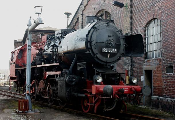 Sächsisches Eisenbahnmuseum Chemnitz-Hilbersdorf - die Dampflok 52 8068 Baureihe 52.80 wurde 1962 aus 52 3311 rekonstruiert. Sächsisches Eisenbahnmuseum Chemnitz-Hilbersdorf - die Dampflok 52 8068 Baureihe 52.80 wurde 1962 aus 52 3311 rekonstruiert.