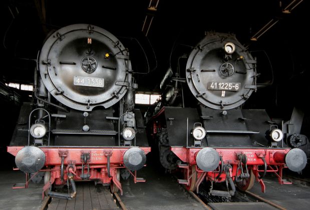 Sächsisches Eisenbahnmuseum Chemnitz-Hilbersdorf - die Dampfloks 44 1338 und 41 1225-6 im Rundheizhaus