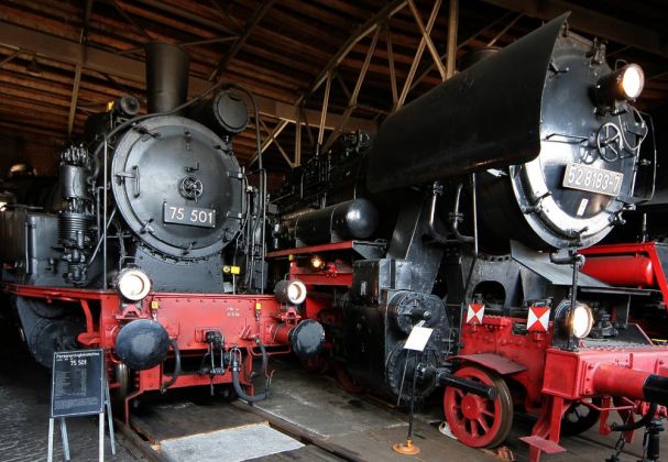 Das Eisenbahnmuseum Schwarzenberg im Erzgebirge - die Dampflokomotive 75 501 und Güterzugdampflokomotive 52 8183-7 im Heizhaus