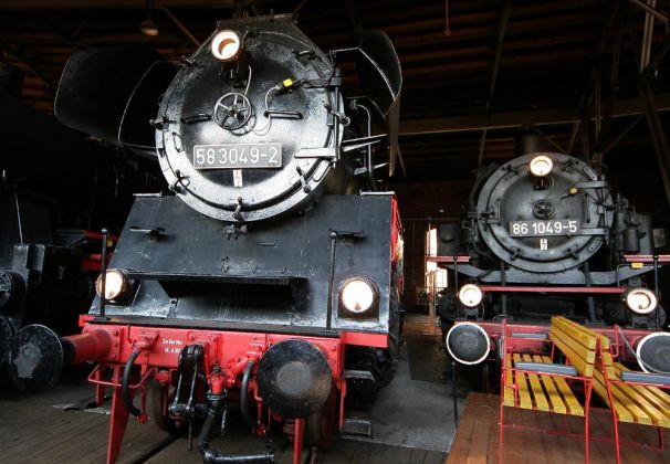 Das Eisenbahnmuseum Schwarzenberg im Erzgebirge - die historischen Dampflokomotiven 58 3049-2 und 86 1049-5 im Heizhaus