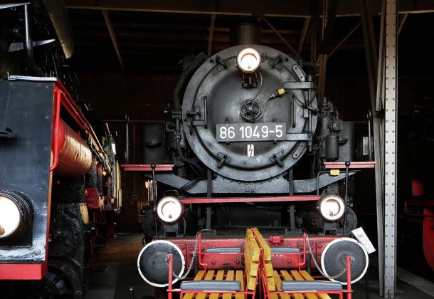 Das Eisenbahnmuseum Schwarzenberg im Erzgebirge - die historische Dampflokomotive 86 1049-5 im Heizhaus
